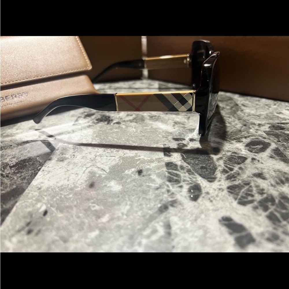 BURBERRY SUNGLASSES 🕶️
